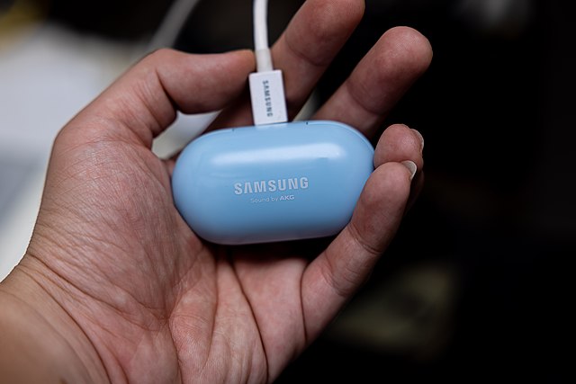 How to Use Galaxy Buds with Your Apple Watch 2 How to Use Galaxy Buds with Your Apple Watch 1
