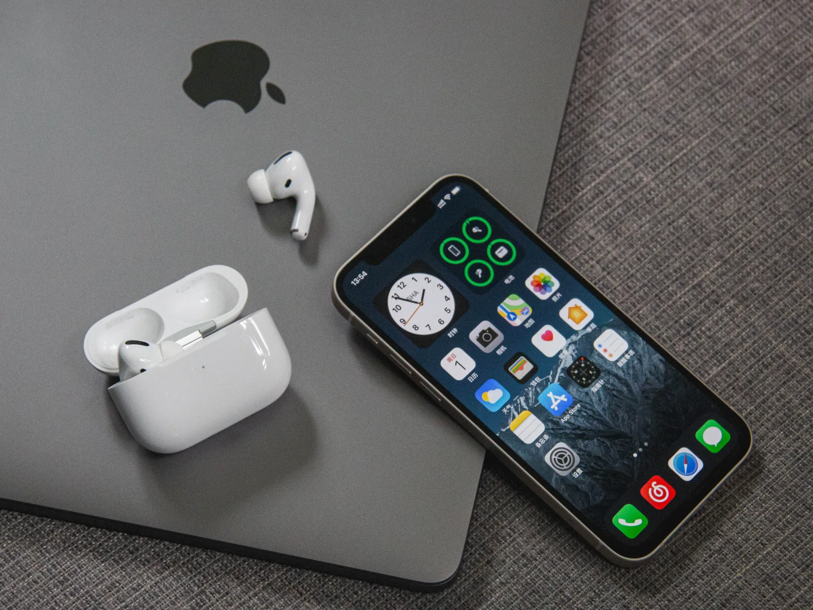How to Give Your iPhone Ear Speaker a Thorough Cleaning 2 How to Give Your iPhone Ear Speaker a Thorough Cleaning 1