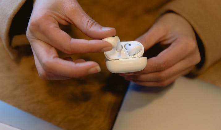 How to Charge Your AirPods Pro with a USB-C Cable 2 How to Charge Your AirPods Pro with a USB-C Cable 1