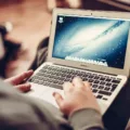 How to Change the Apple Logo on Your MacBook 6 How to Change the Apple Logo on Your MacBook 5