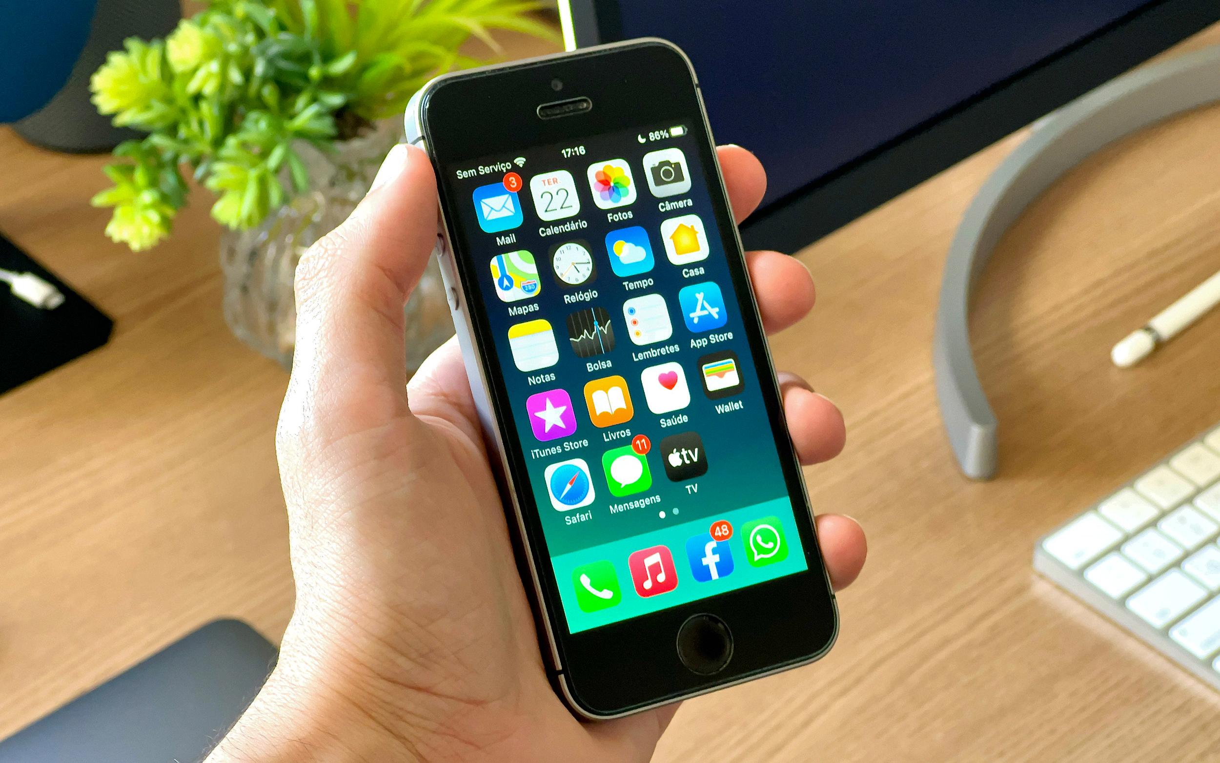 how do i charge my iphone se how do i charge my iphone se