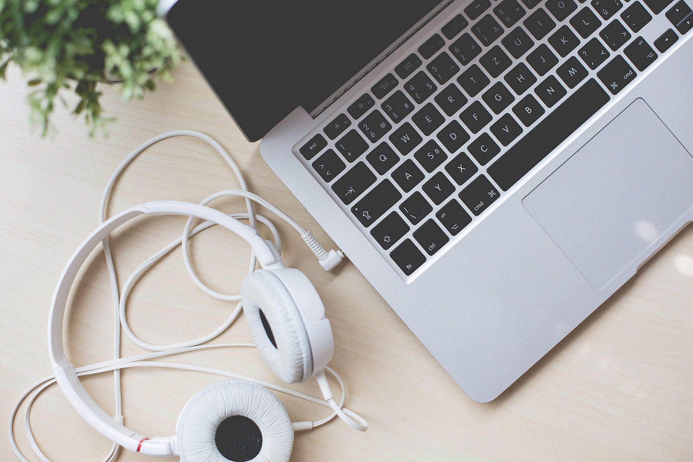 how to use headphones on macbook how to use headphones on macbook