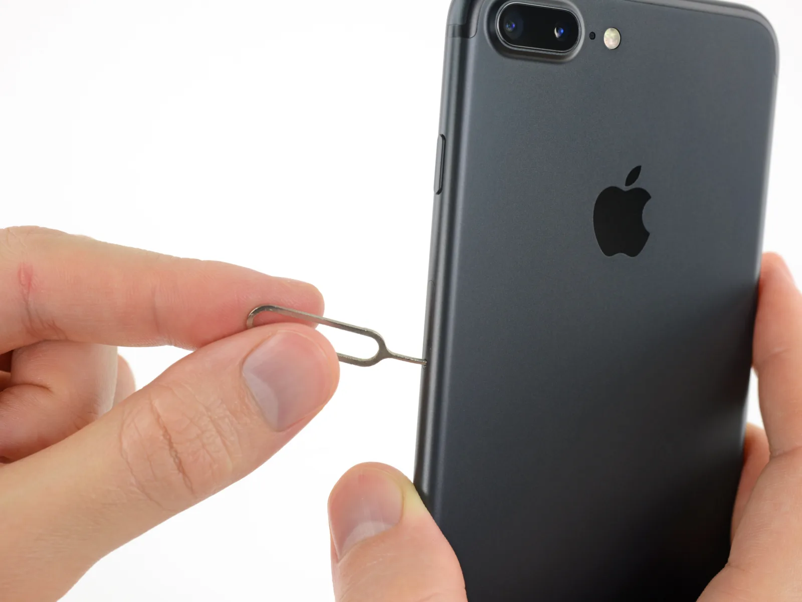 How To Eject Sim Card From iPhone 7 2 How To Eject Sim Card From iPhone 7 1