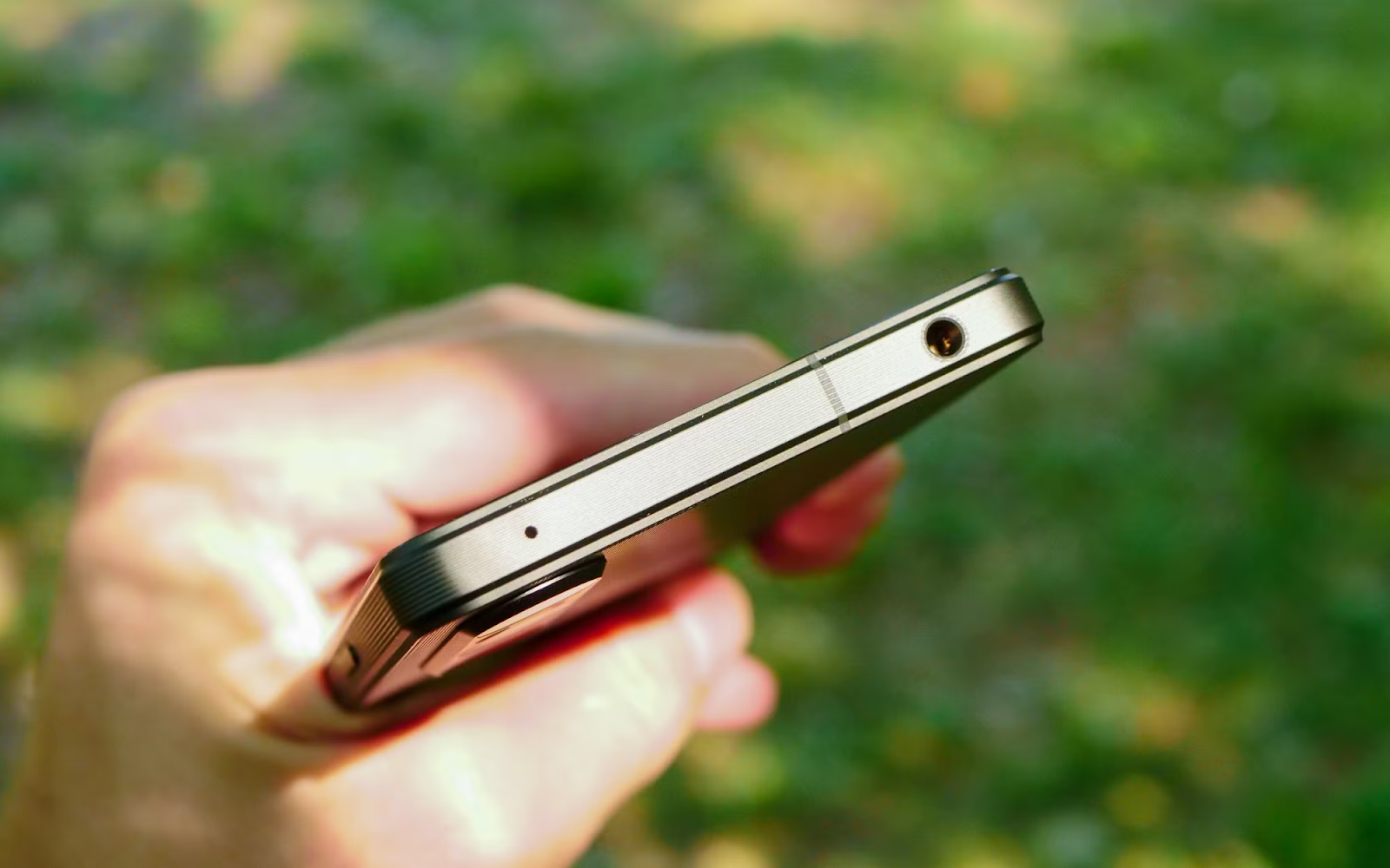 Can You Really Charge Your Phone Through the Headphone Jack? 1 Can You Really Charge Your Phone Through the Headphone Jack?