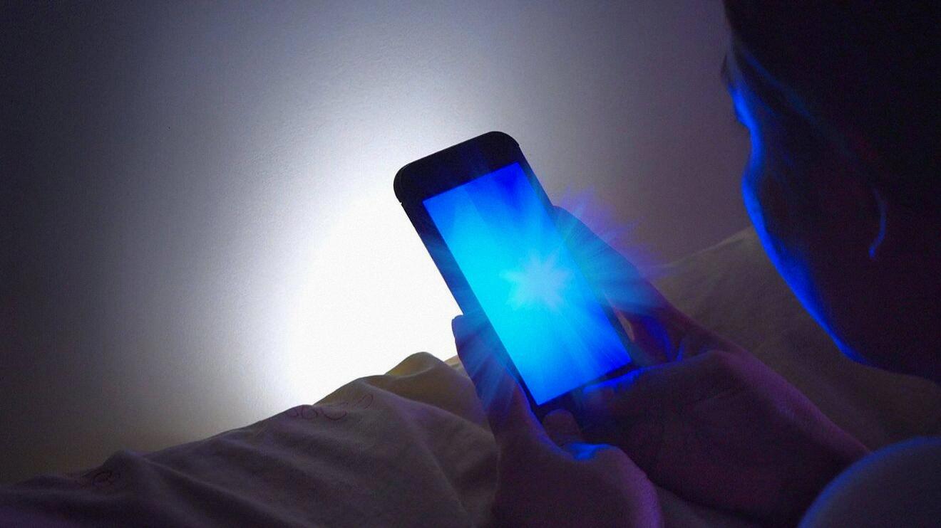 How To Turn Off Blue Light On Iphone ? - DeviceMAG