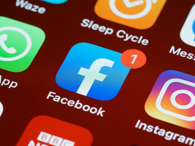 Facebook Notifications Troubleshooting Tips 2 Facebook app icon with new message notification on smartphone home screen