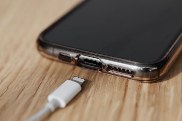 What Is The iPhone Charger Voltage? 1