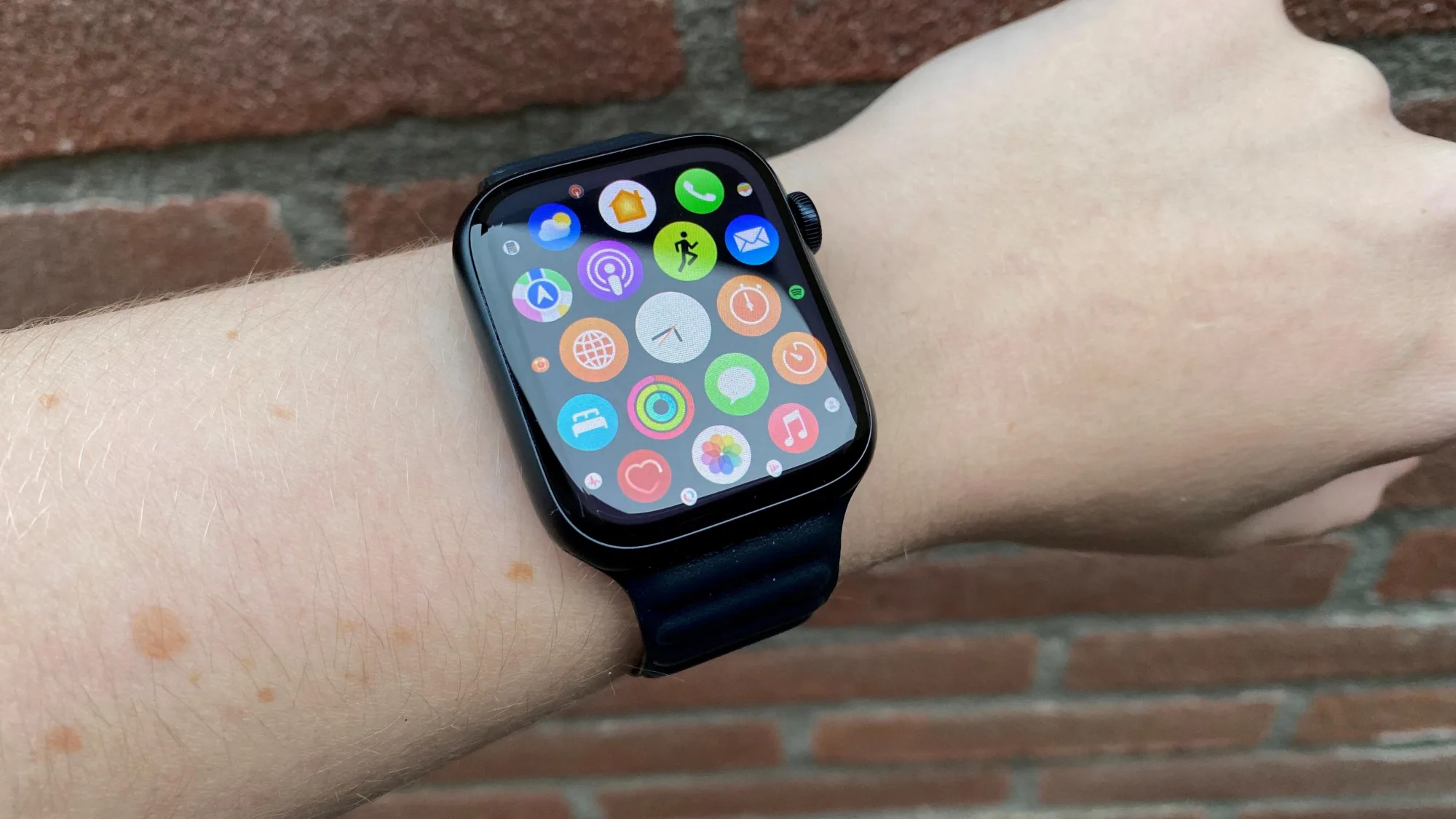 can we make whatsapp call from apple watch