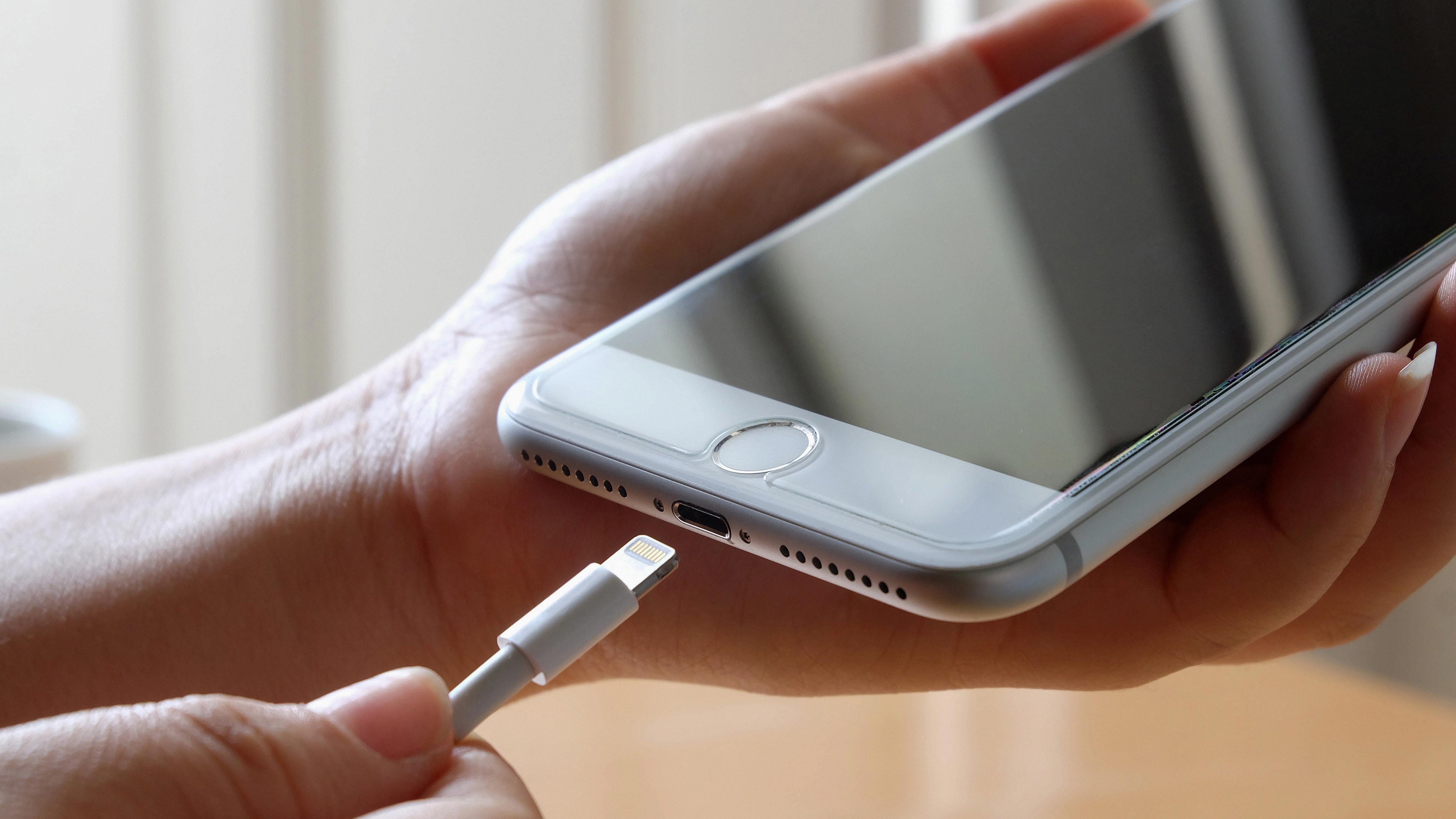 How To Clean Iphone Charging Port 1