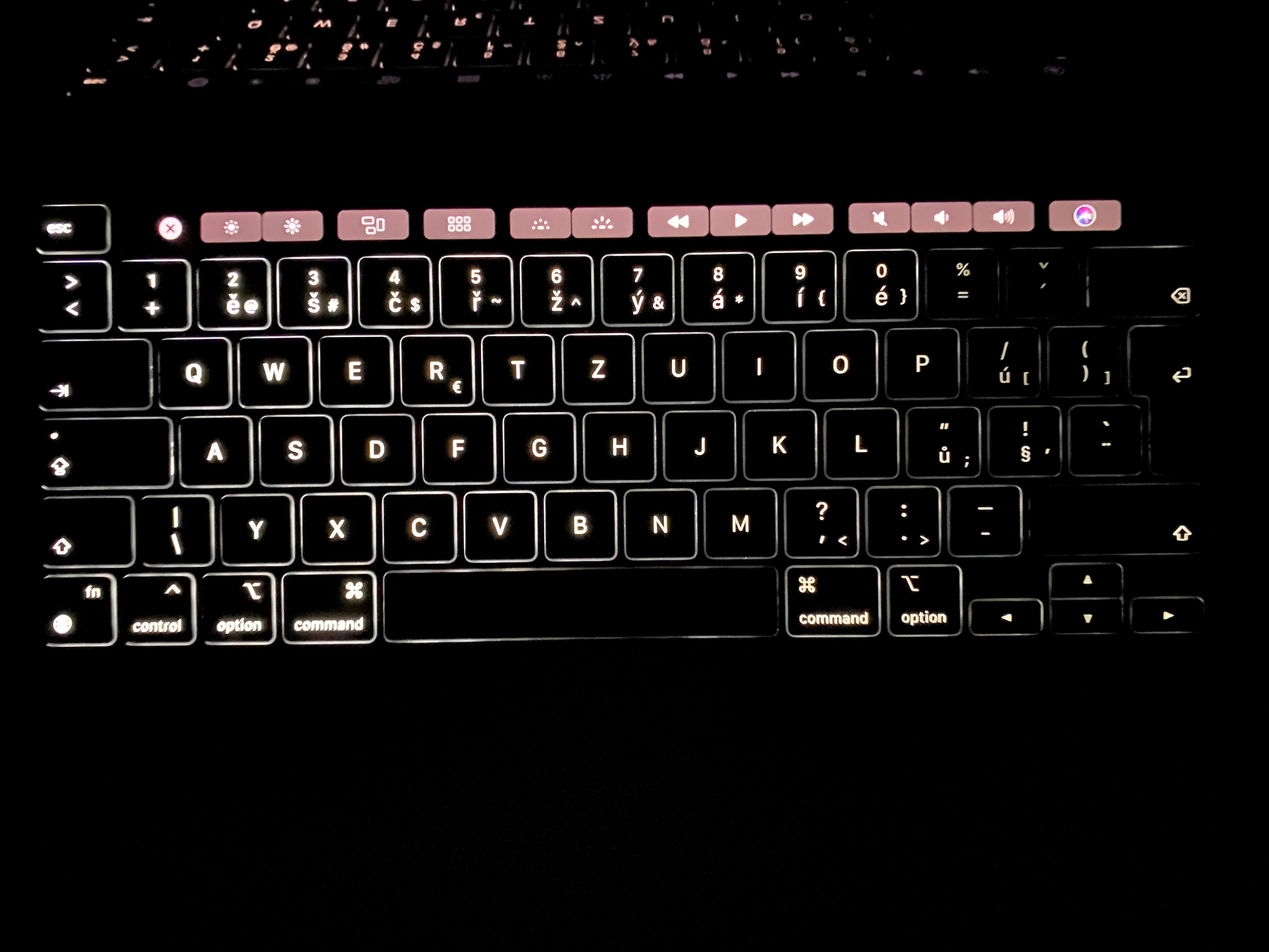 does macbook keyboard light up