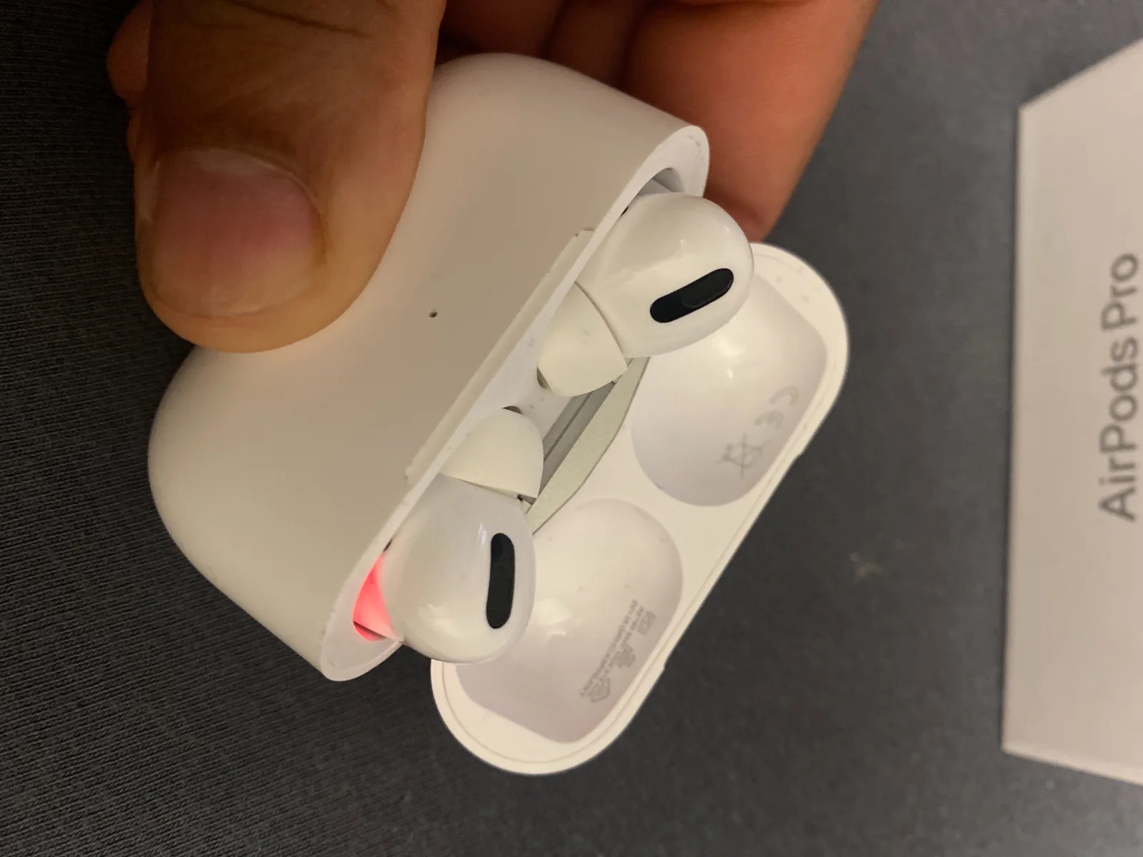 airpods flash amber 3 times then green