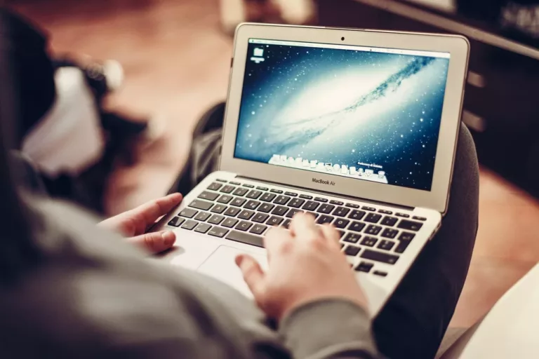 How to Change the Apple Logo on Your MacBook 13