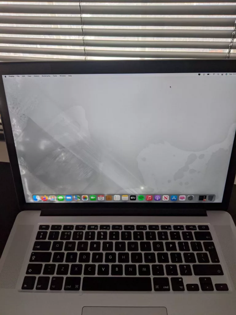 How to Clean Your Macbook Screen with Isopropyl Alcohol 9