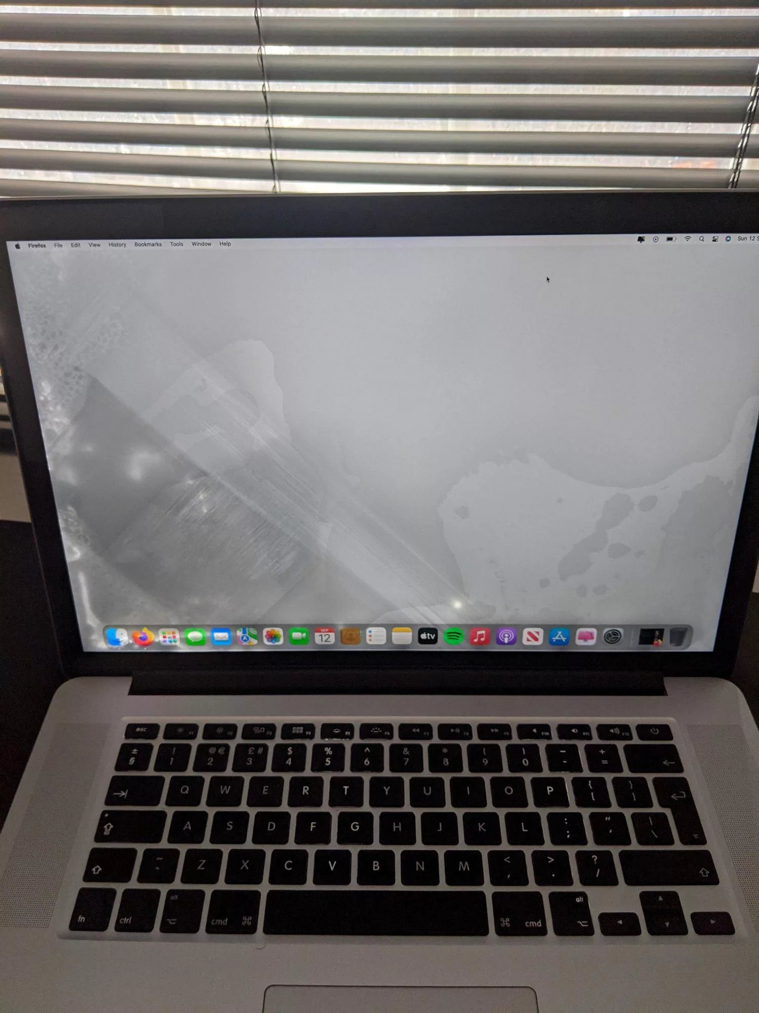 can you use alcohol to clean macbook screen