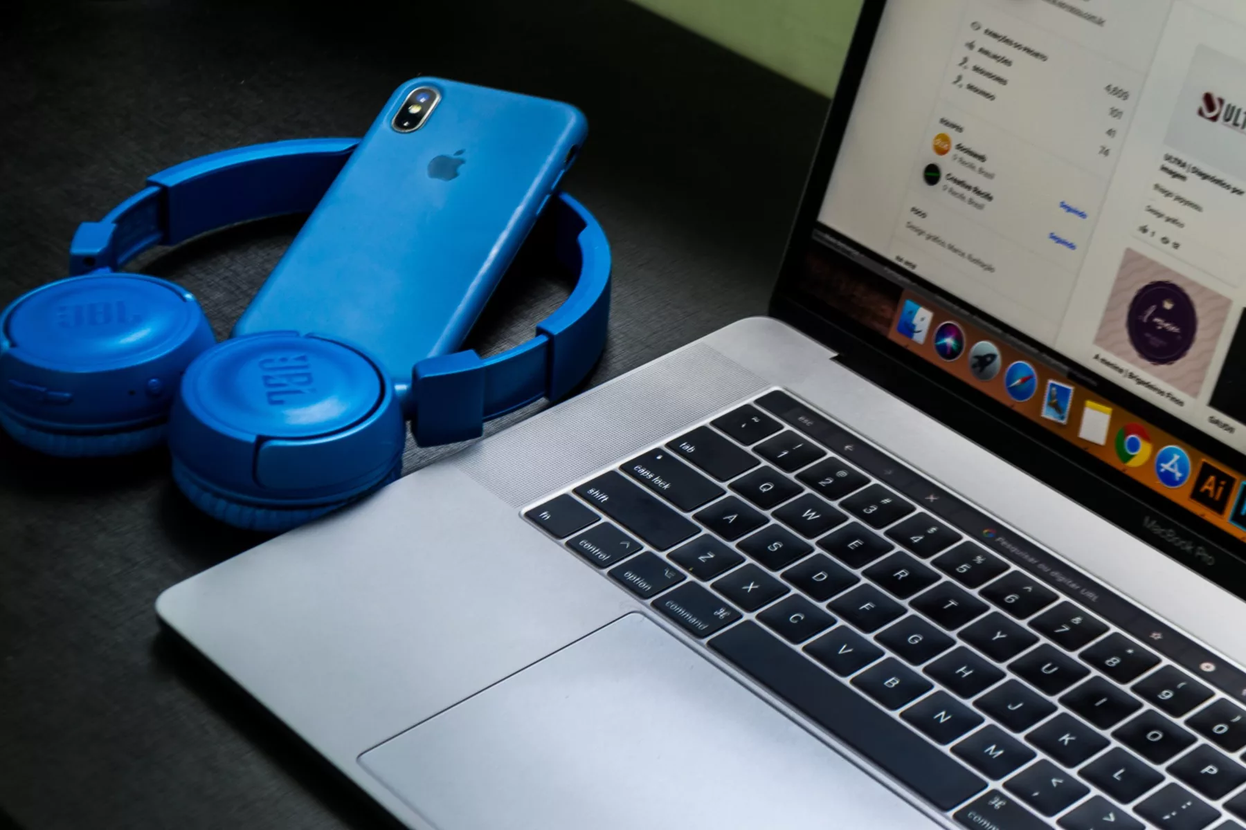 How to Connect Your Apple Headphones to Your Macbook 1