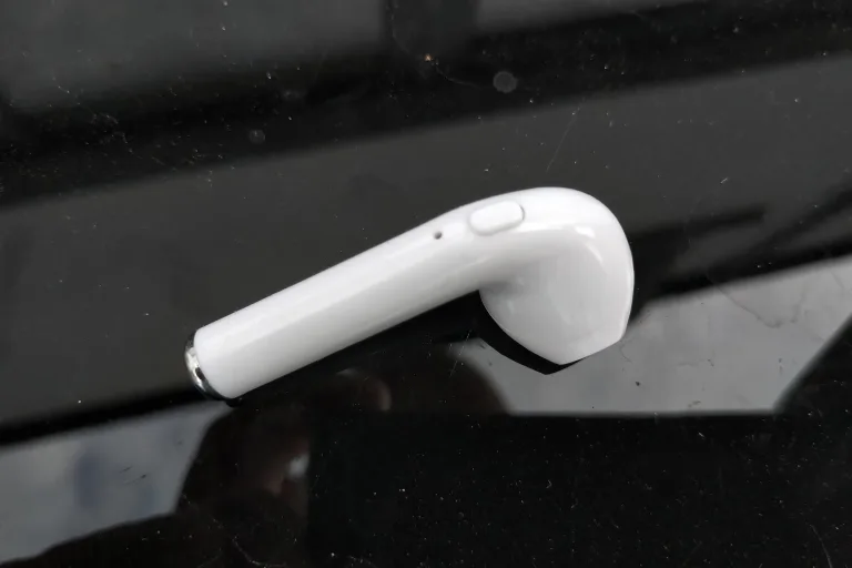 Beware of Fake AirPods That Don't Light Up 9