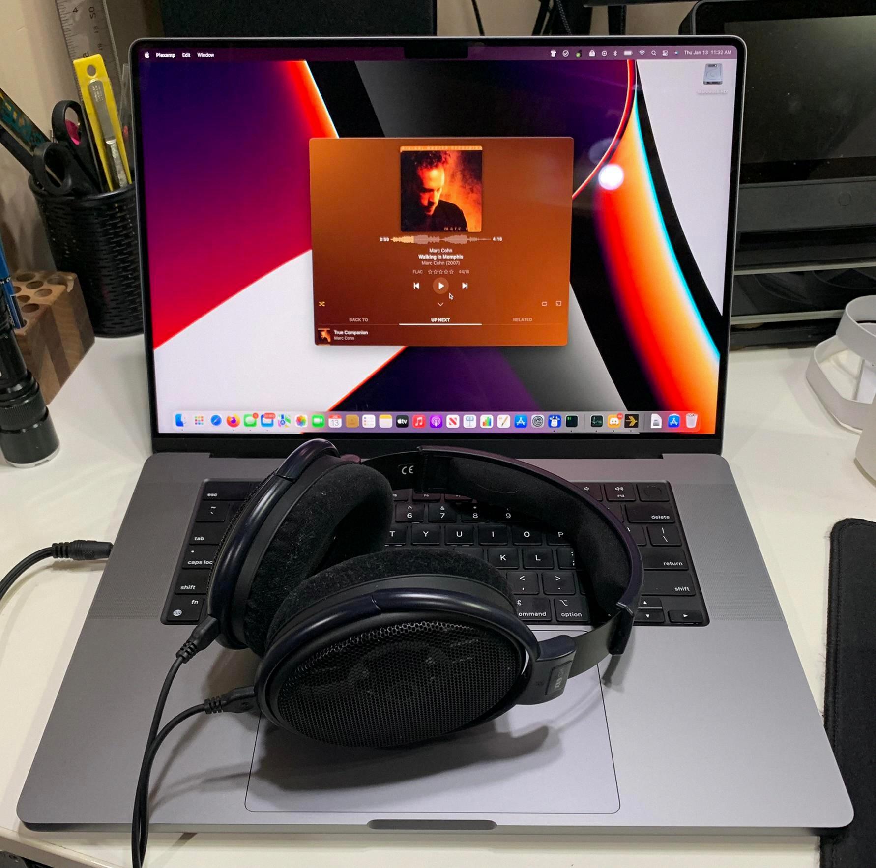 how to use headphones with macbook pro