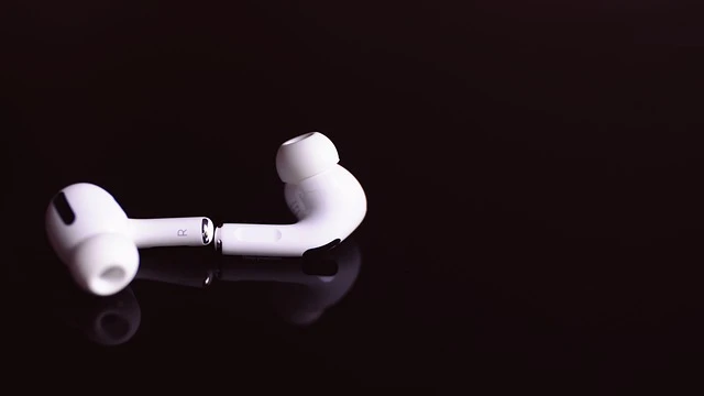 What Do the Blue and Red Lights on AirPods Mean? 2