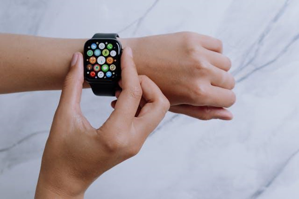How to Reorder Apple Pay Cards on Your Apple Watch 2 How to Reorder Apple Pay Cards on Your Apple Watch 1