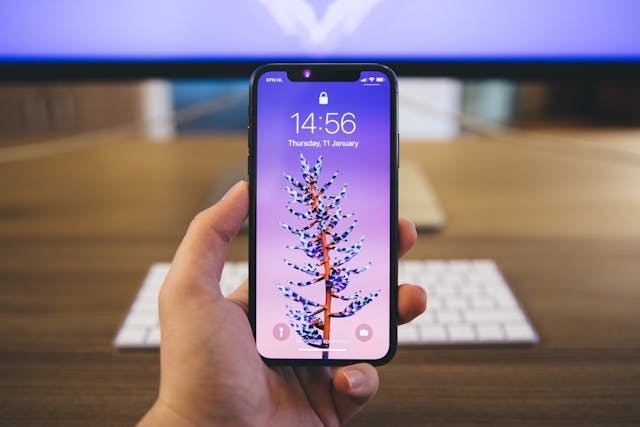 Is There Any Way to Remove the Date From the Lock Screen? 