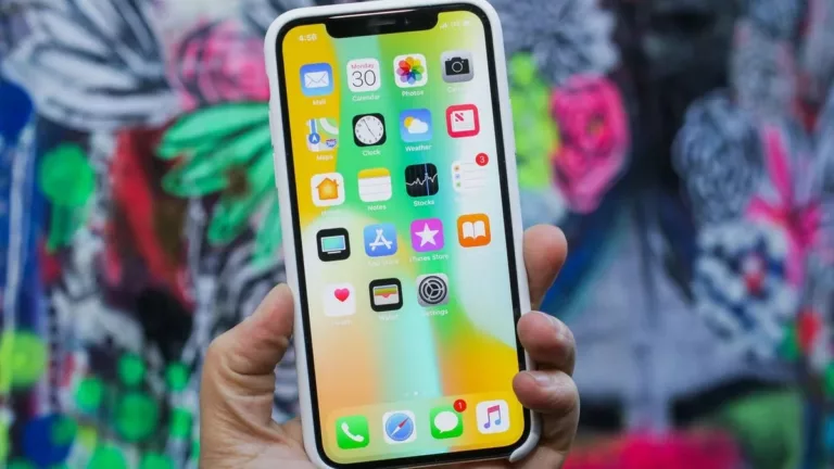 Why Does Only Half Of My iPhone Screen Work? 11