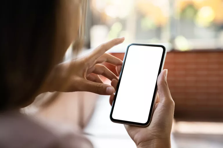 How to Tell If Someone is On Their Phone? 17