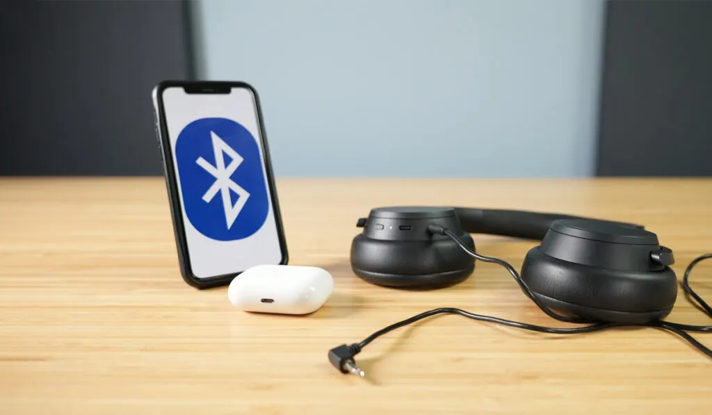 How to Use Bluetooth and Wired Headphones Simultaneously on