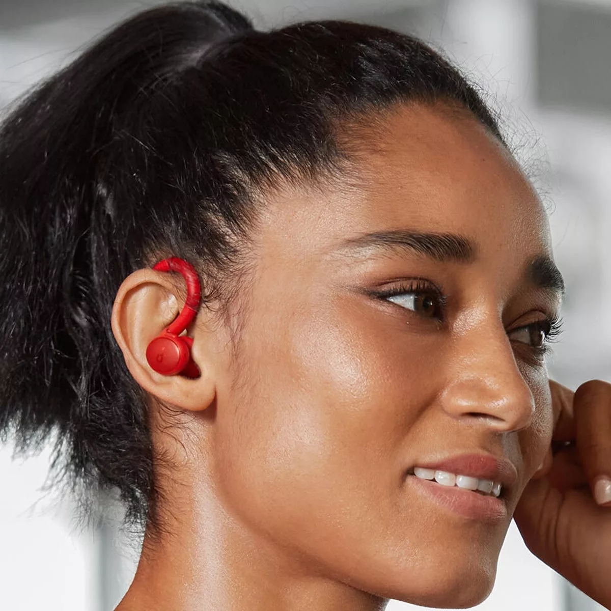 All You Need To Know About Wireless Earbuds With Ear Hooks - DeviceMAG