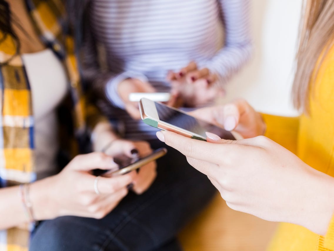 How to Create Contact Groups on iPhone Without iCloud? 1