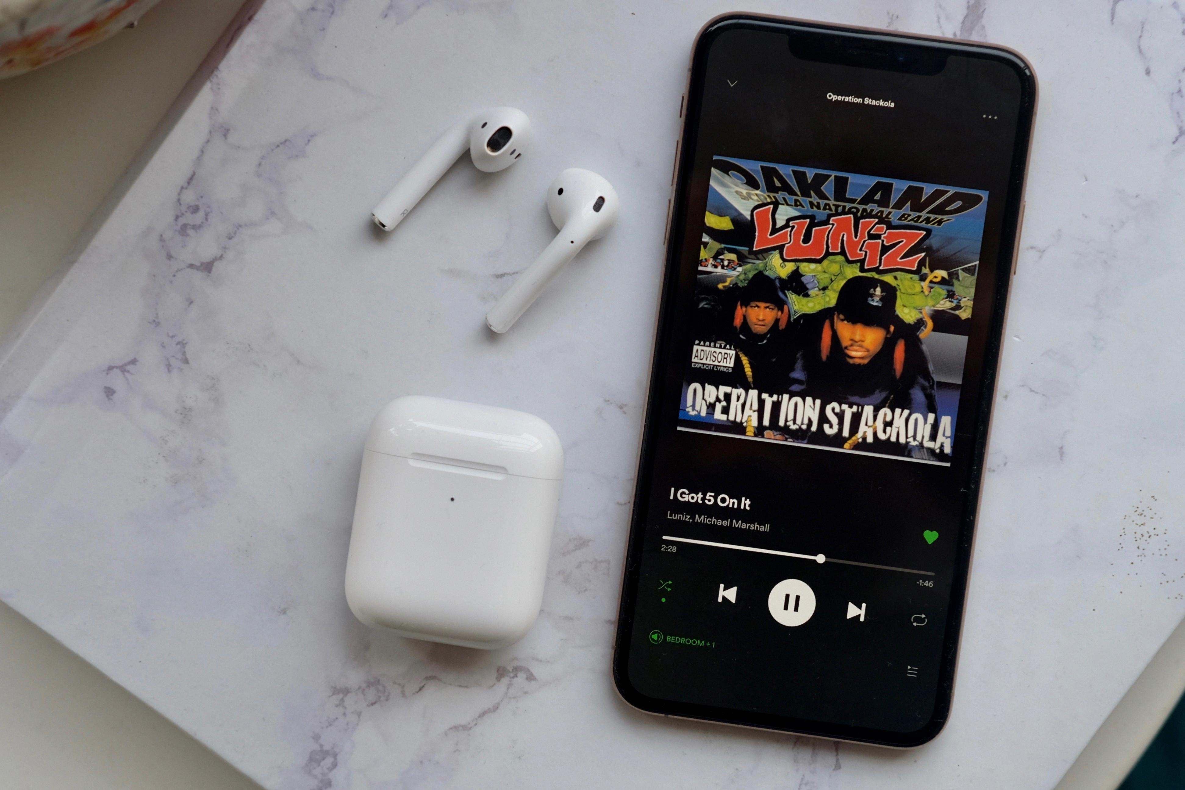 does the iphone 13 come with airpods