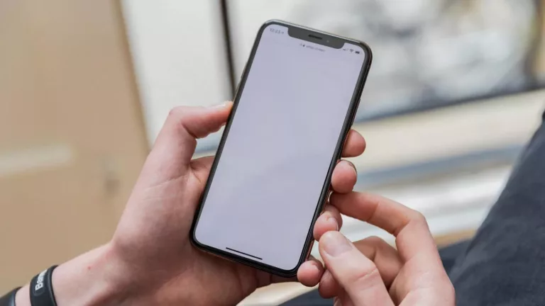 How to Clean An iPhone Screen? 19