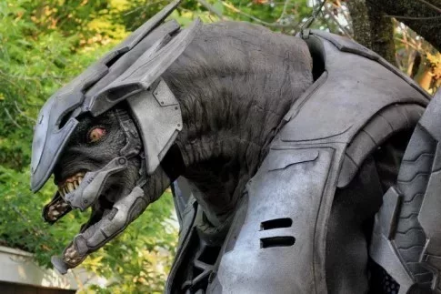 Animatronic Halo Elite Costume Will Have You Screaming “Wart, Wart, Wart!” 15