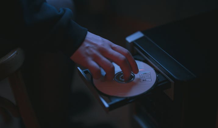 How to Play a CD on Your MacBook Pro 5