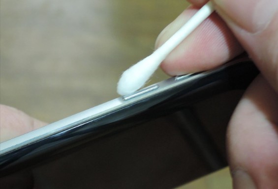 How To Clean Sticky Phone Buttons 7