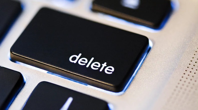 Mac keyboard delete key close-up