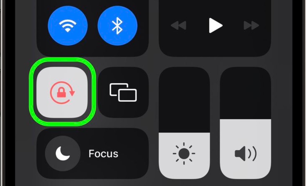 iOS Settings screen showing General > Software Update on an iPhone.